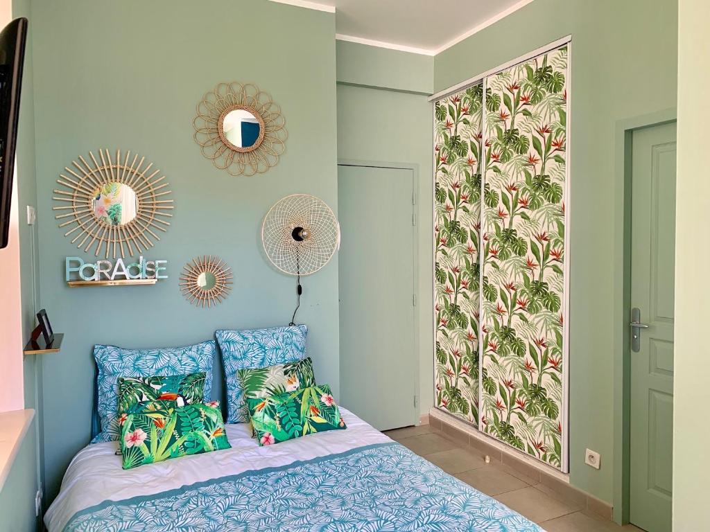 1 dormitorio con cama y espejo en la pared en Sunny Studio Vieux Port, en Marsella