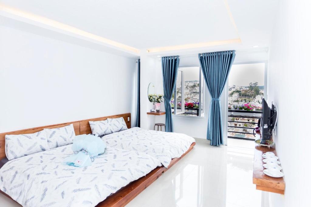 Postel nebo postele na pokoji v ubytování Ha Khoa Hotel Dalat