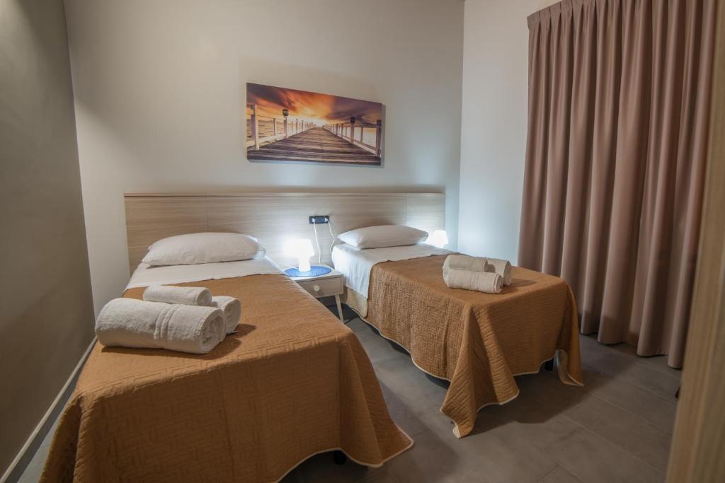 Łóżko lub łóżka w pokoju w obiekcie B&B A CASA DI ZIA LUISA