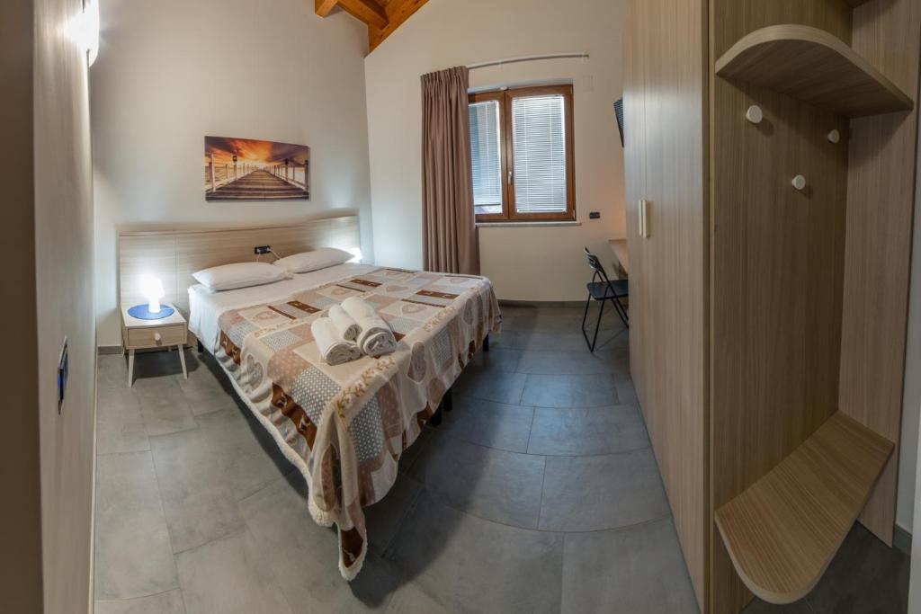 Łóżko lub łóżka w pokoju w obiekcie B&B A CASA DI ZIA LUISA