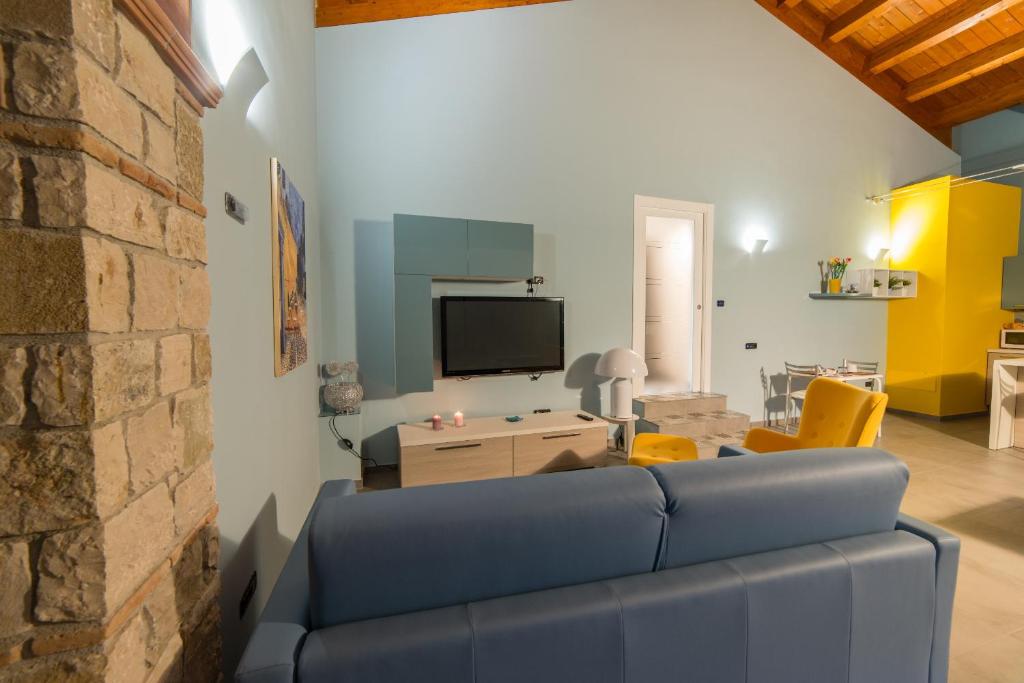 salon z niebieską kanapą i telewizorem w obiekcie B&B A CASA DI ZIA LUISA w mieście Venticano