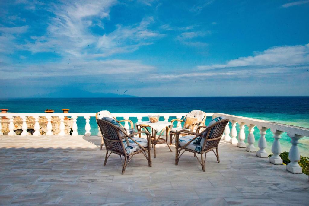 a table and chairs on a balcony overlooking the ocean at CASA DEL MAR in Planos