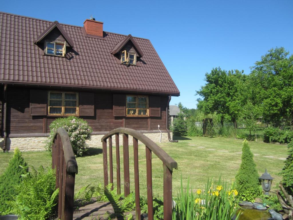 un cancello in legno di fronte a una casa di BURDANÓWKA a Skierbieszów