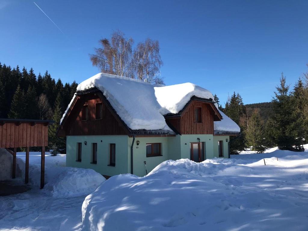 ein Haus mit Schnee auf dem Dach in der Unterkunft Harrachov 571 in Harrachov