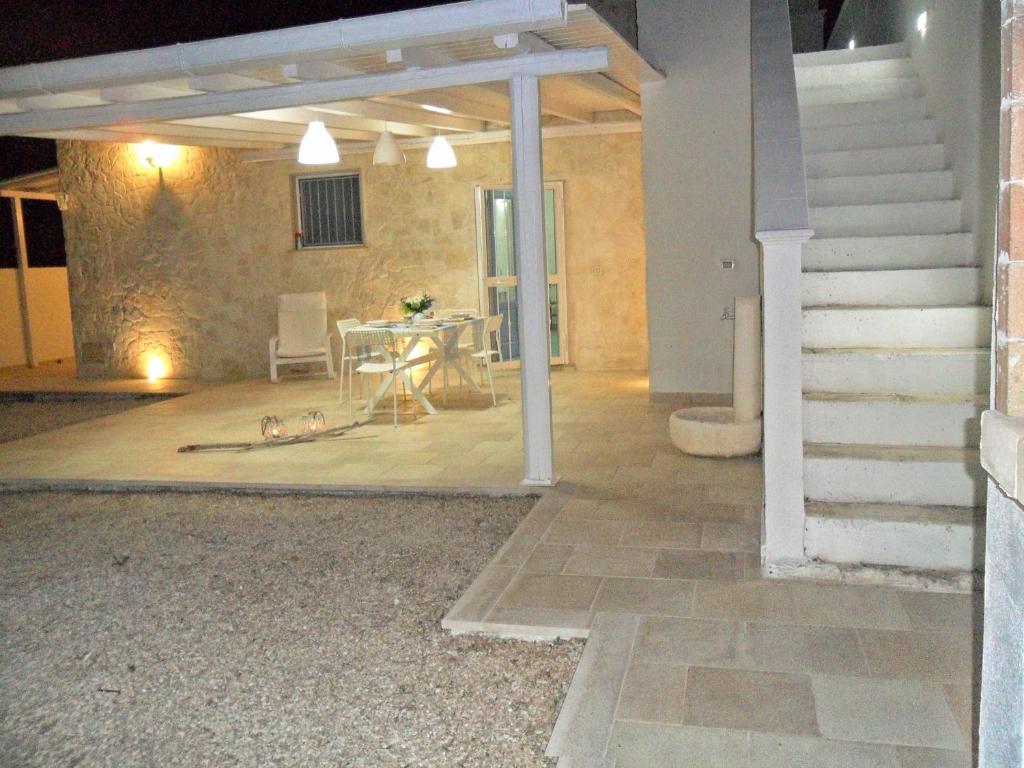 patio con mesa y comedor en Casa vacanze Dune sul mare, en San Pietro in Bevagna