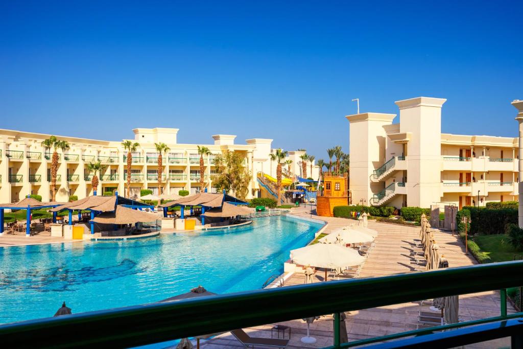 Bazén v ubytování Swiss Inn Resort Hurghada nebo v jeho okolí