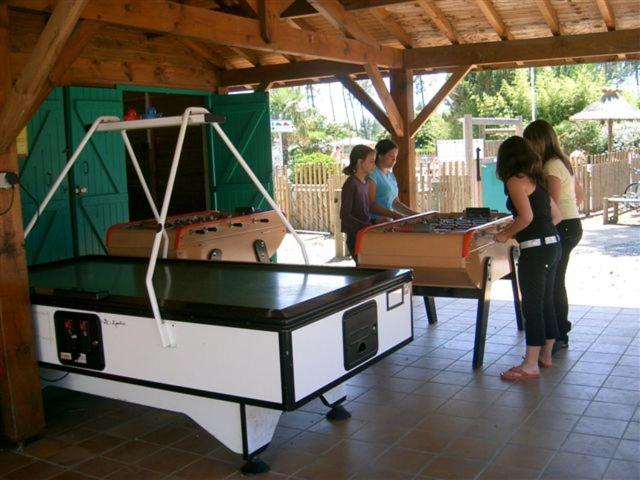 Stolní tenis v ubytování Chalet Camping Les Vignes nebo okolí
