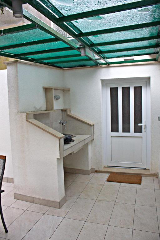 Kuchyň nebo kuchyňský kout v ubytování Apartment La Perla A2 BOL-CENTER