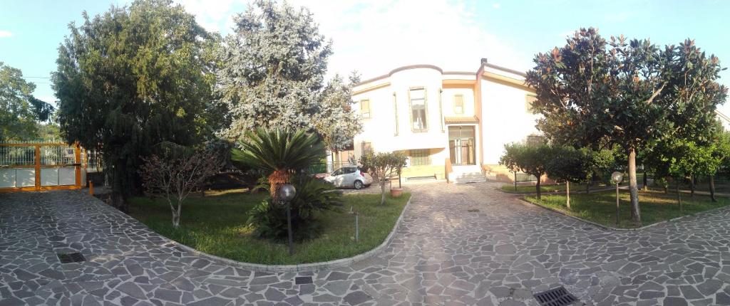 una casa con una entrada de piedra delante de ella en B&B Villa Enza intero appartamento a Nocera Inferiore, Salerno, en Nocera Inferiore
