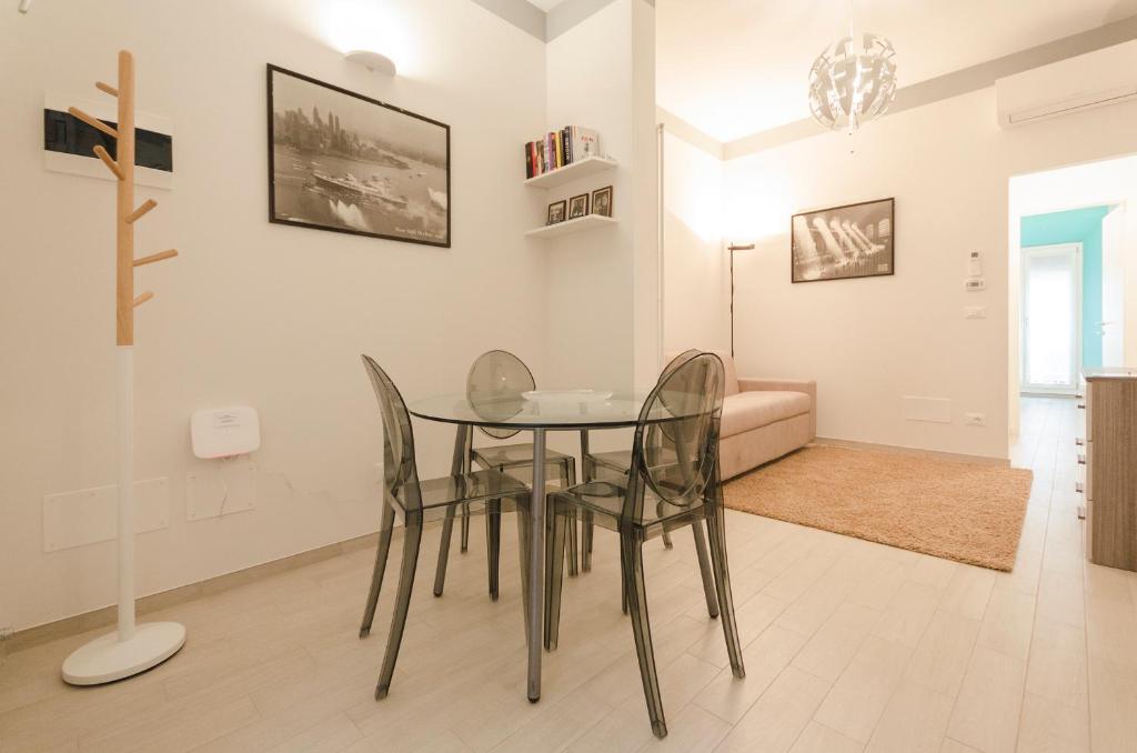 uma sala de jantar com uma mesa e cadeiras num quarto em Le Torri Suite, Davanzale vista Due Torri em Bolonha