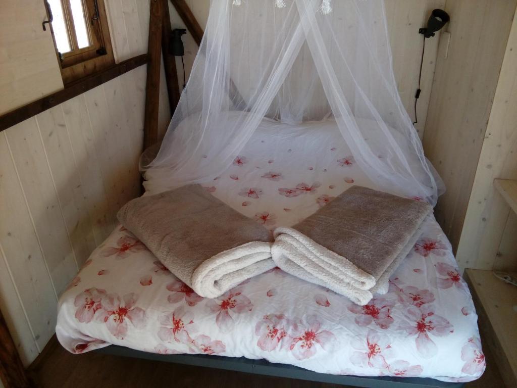 Postel nebo postele na pokoji v ubytování Les lodges d'Adelaide