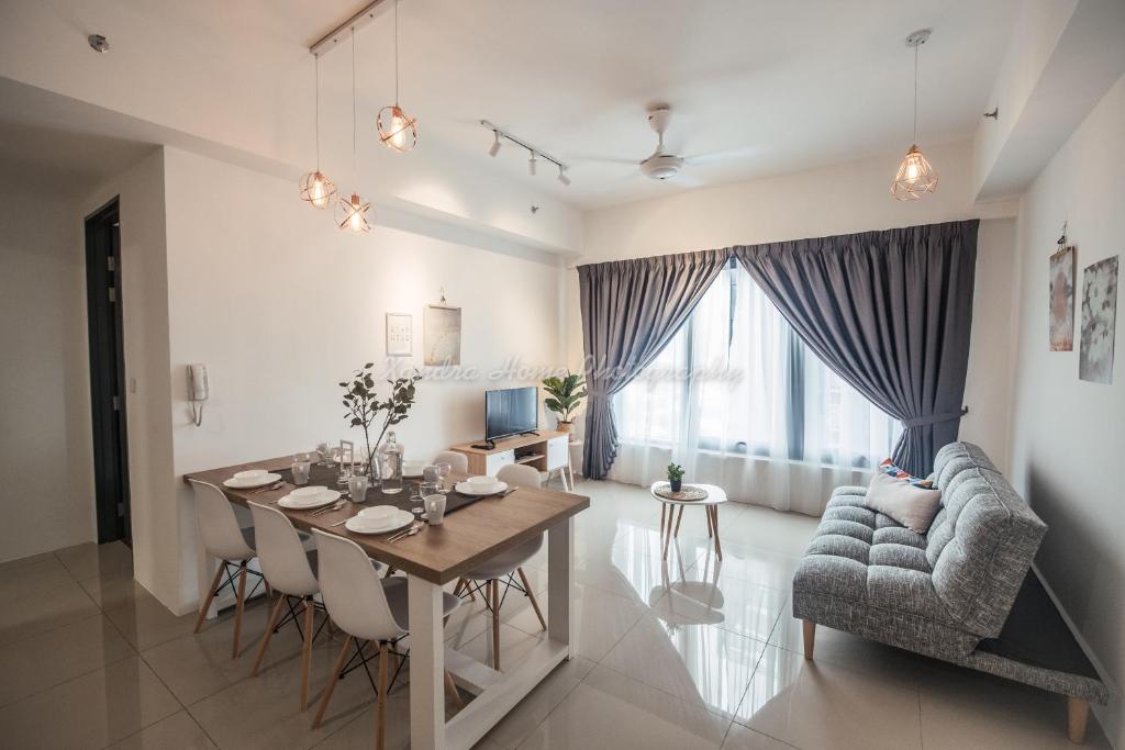una sala da pranzo e un soggiorno con tavolo e divano. di Xandra's 218 Macalister Suite a George Town