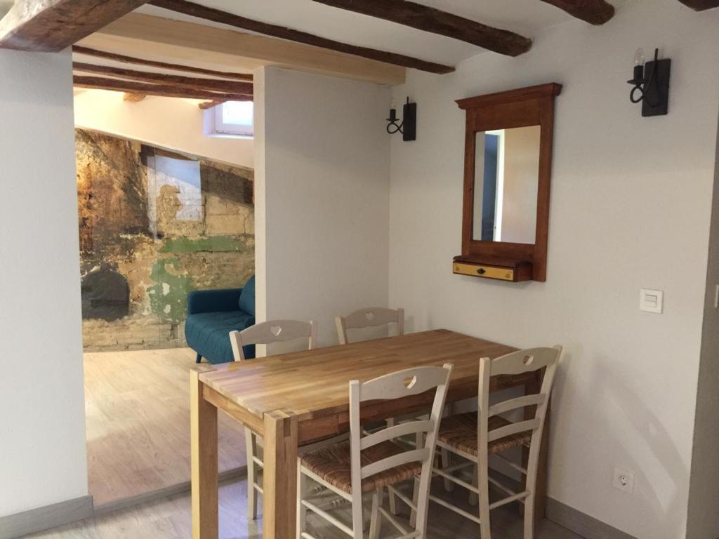 uma sala de jantar com uma mesa de madeira e cadeiras em Apartamento Mañueta em Pamplona