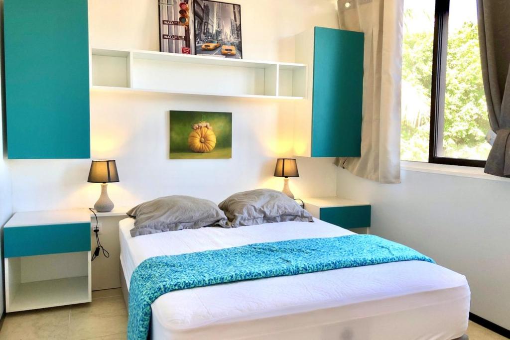 パペーテにあるEry apartment - Papeete downtown - 2 bedrooms - AC - WiFi - 6 persのベッドルーム1室(青と白のベッド1台付)