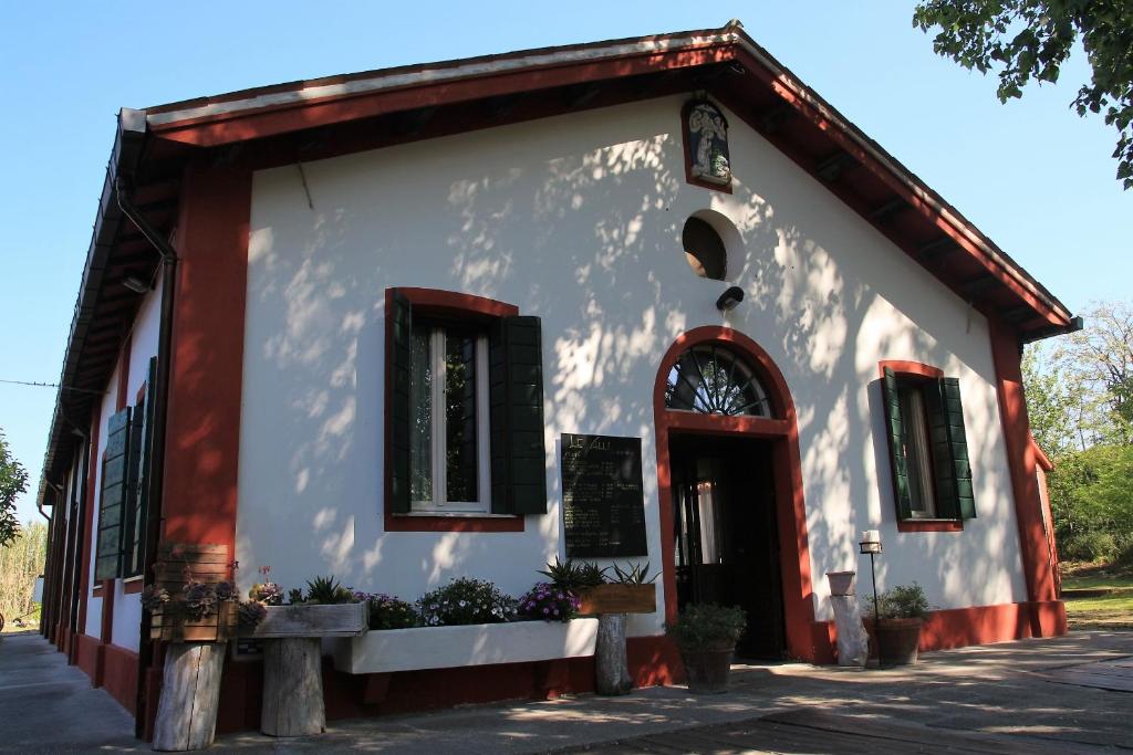 um edifício branco e vermelho com um acabamento vermelho em Le Valli em Pellestrina