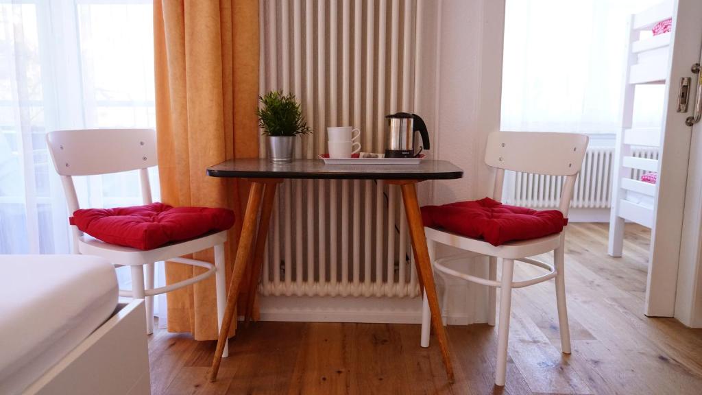 Příslušenství pro přípravu čaje a kávy v ubytování Adventure Guesthouse Interlaken