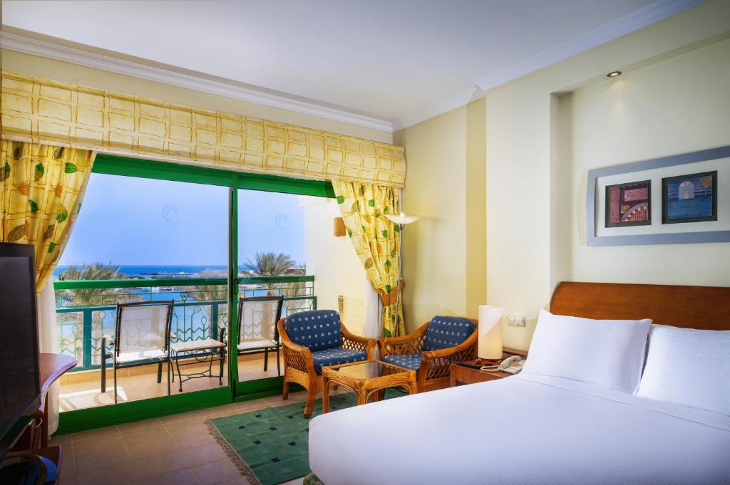 Postel nebo postele na pokoji v ubytování Swiss Inn Resort Hurghada