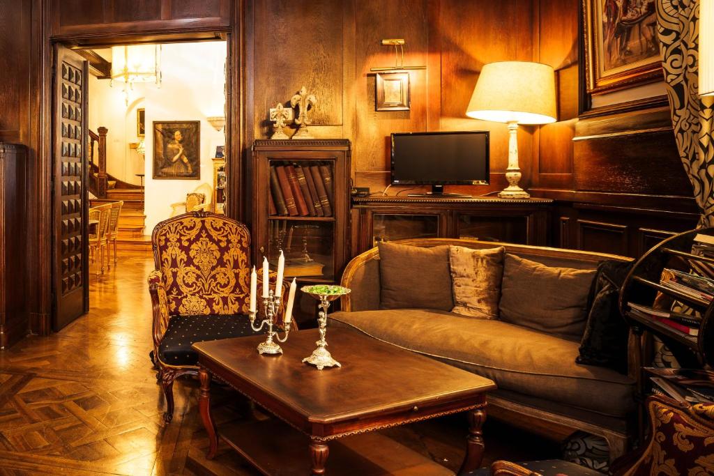 TV a/nebo společenská místnost v ubytování Scala Boutique-Hotel