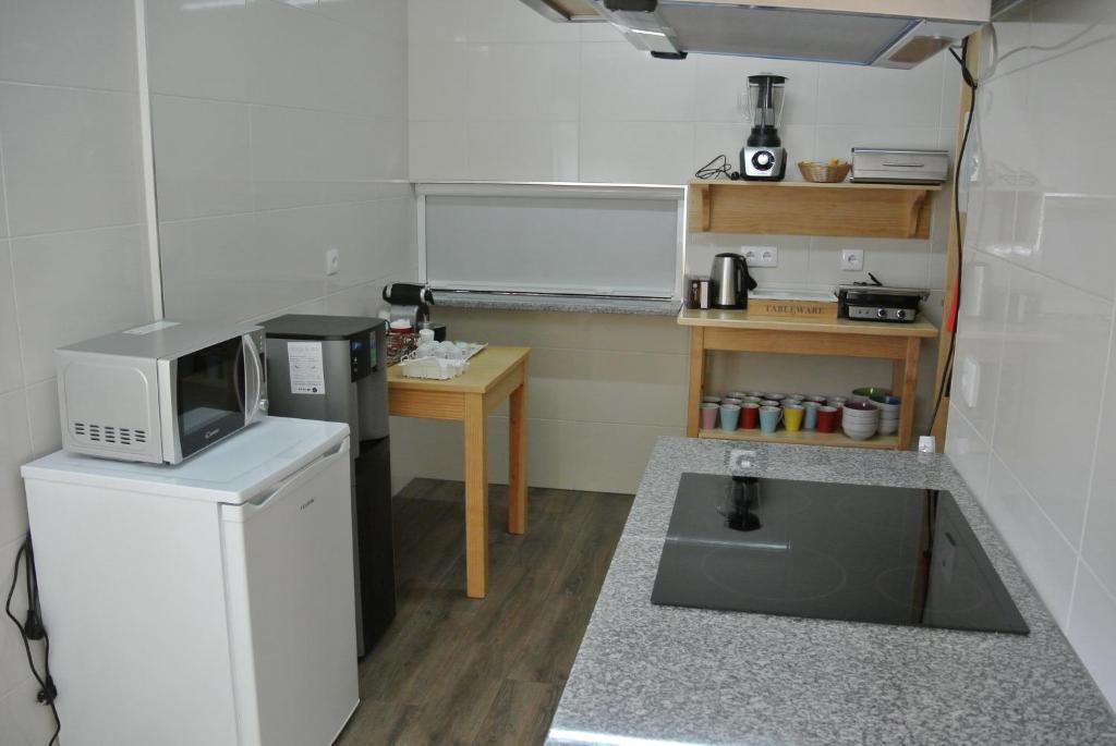 Kuchyň nebo kuchyňský kout v ubytování Hostel Criativo do Sabugueiro