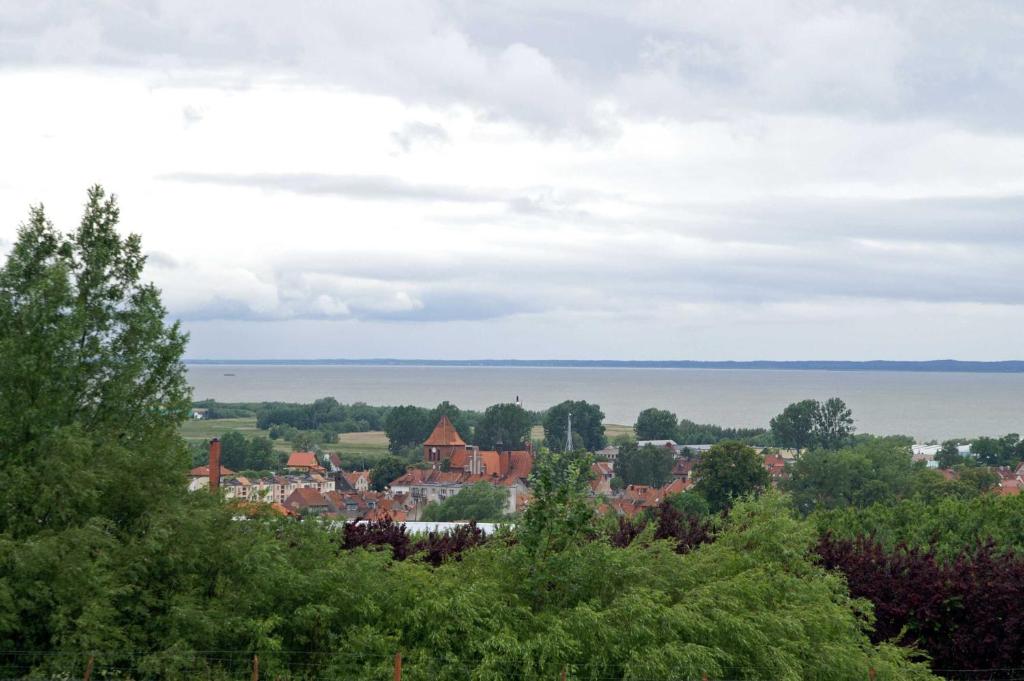 a view of a town with the water in the background at Mieszkanie Tolkmicko in Tolkmicko