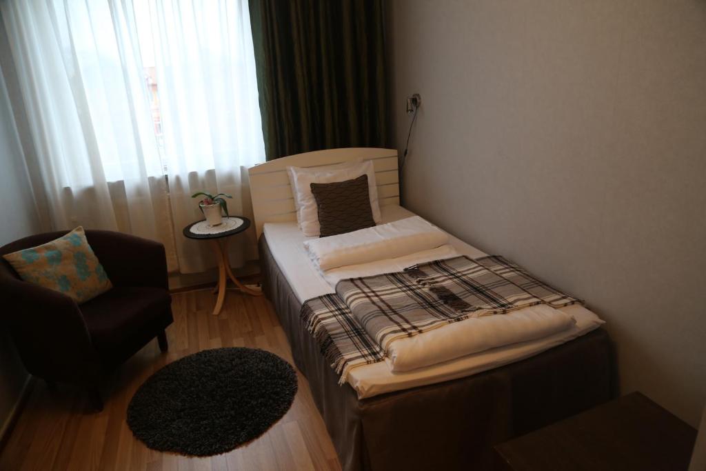 Postel nebo postele na pokoji v ubytování Vingåker Hotell