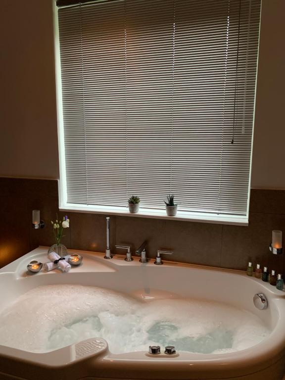 Kylpyhuone majoituspaikassa Invercreran Lodge Luxury Bed & Breakfast
