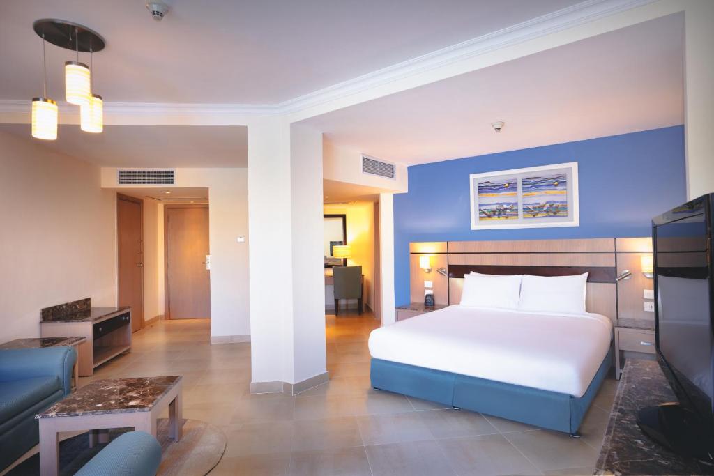 Postel nebo postele na pokoji v ubytování Swiss Inn Resort Hurghada