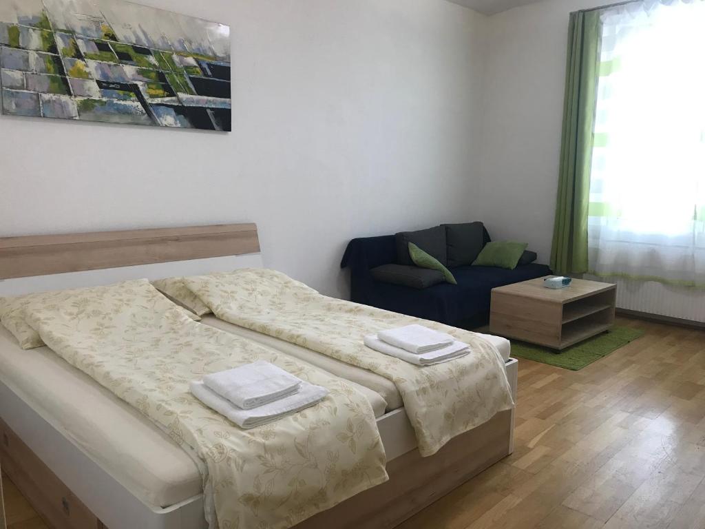 Un dormitorio con una cama y un sofá. en Pasettistraße 31, en Viena