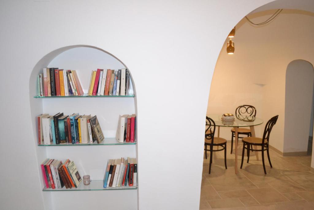 The library in the holiday home