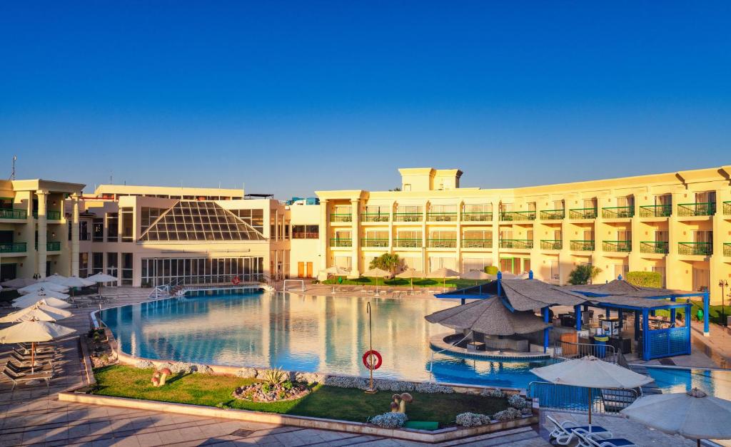 Bazén v ubytování Swiss Inn Resort Hurghada nebo v jeho okolí