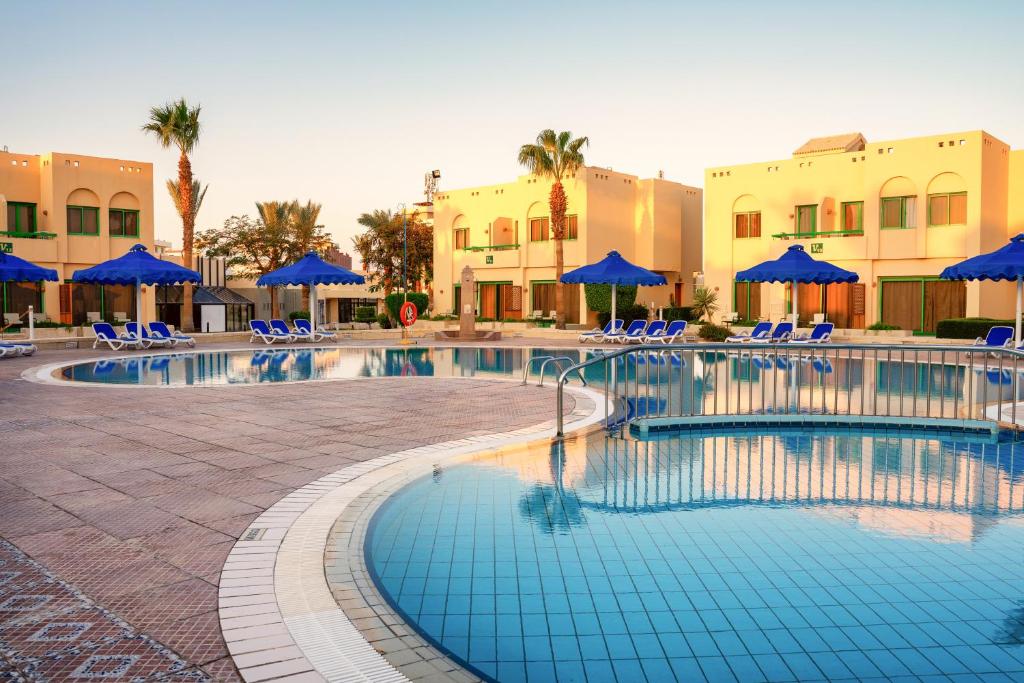 Bazén v ubytování Swiss Inn Resort Hurghada nebo v jeho okolí