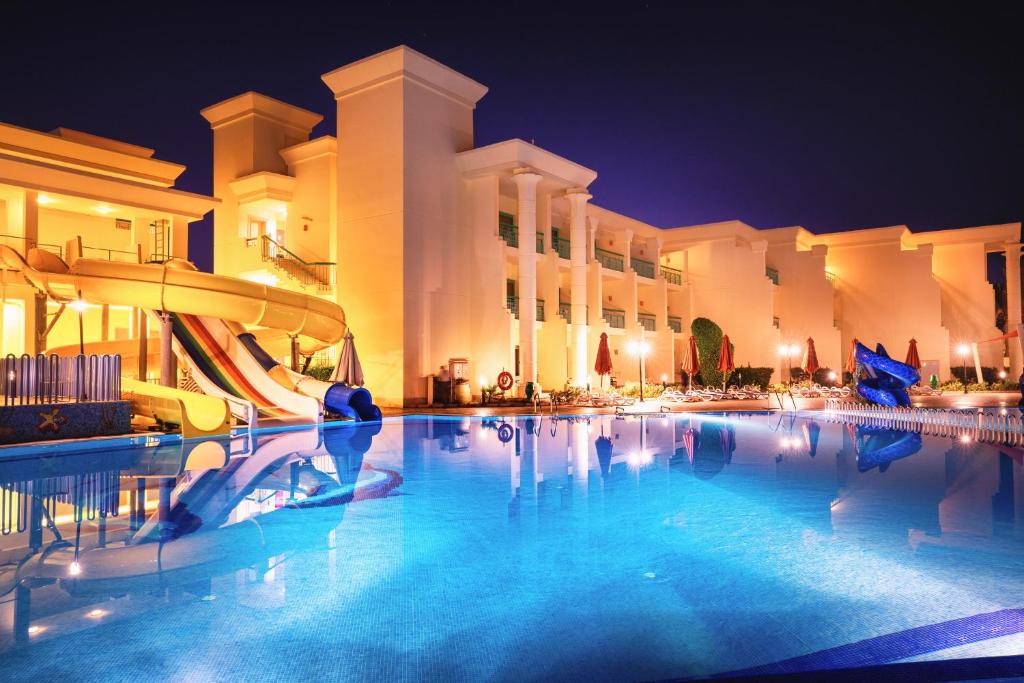Bazén v ubytování Swiss Inn Resort Hurghada nebo v jeho okolí