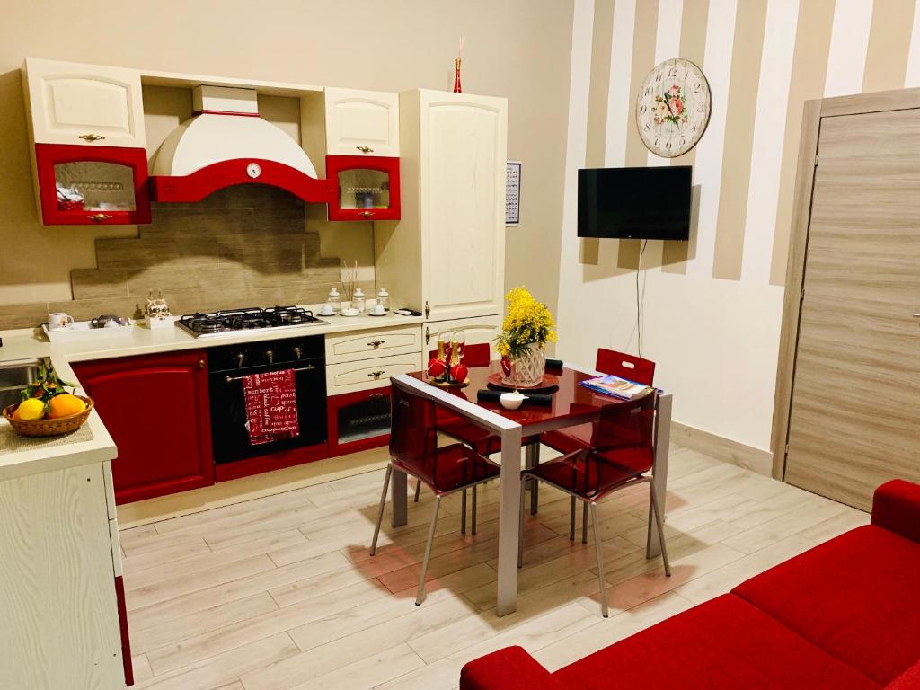 een keuken met een tafel met stoelen en een fornuis bij Le Case di Ninni in Palermo