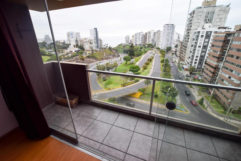 - Balcón con vistas a una calle de la ciudad en Miraflores4Rent Mar y Vista, en Lima