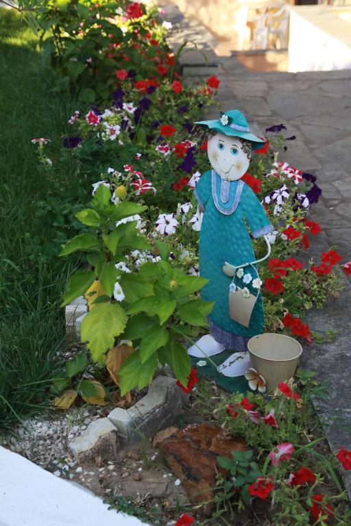 A garden outside Studios Apartments Irini Patira