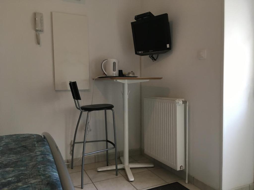 TV a/nebo společenská místnost v ubytování Chambre du verger