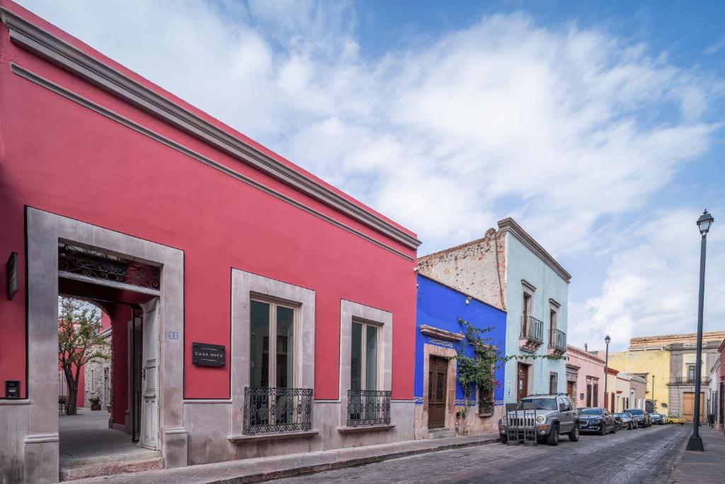 een straat in een stad met kleurrijke gebouwen bij Hotel Casa Once in Querétaro