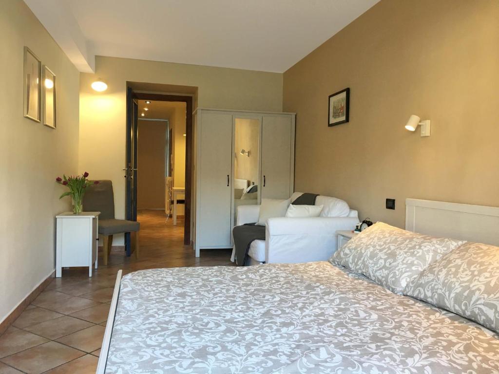 1 dormitorio con 1 cama y sala de estar en Nido del Cuore, en Turín