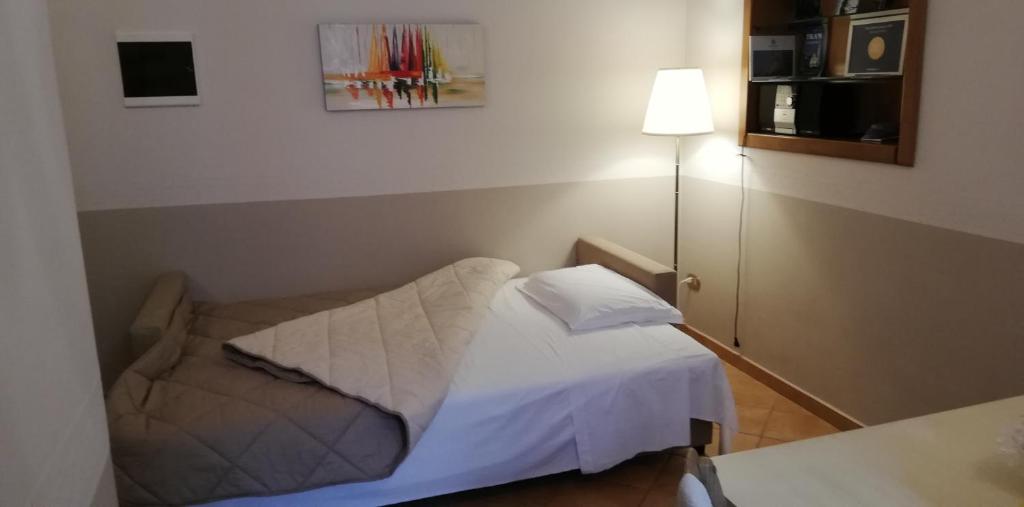 Posteľ alebo postele v izbe v ubytovaní A DUE PASSI temporary apartment