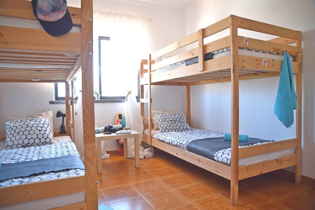 Postel nebo postele na pokoji v ubytování Surf House Peniche