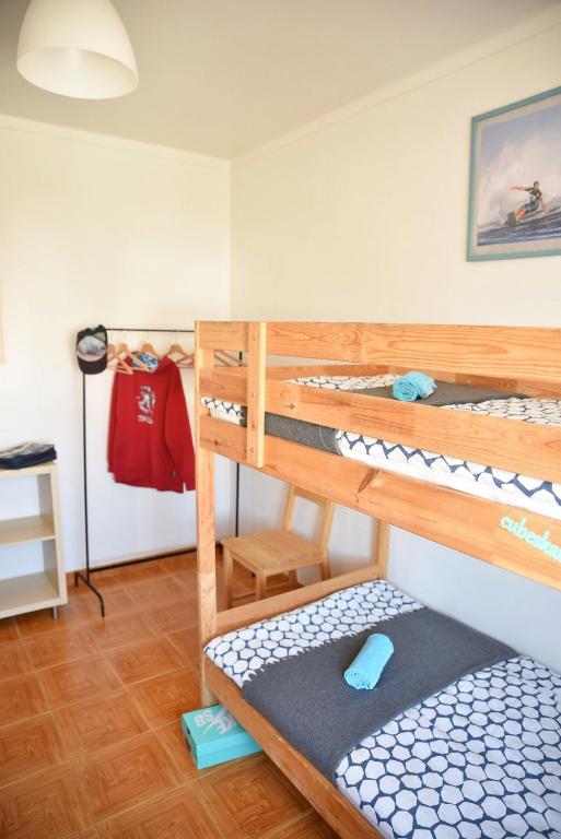 Postel nebo postele na pokoji v ubytování Surf House Peniche