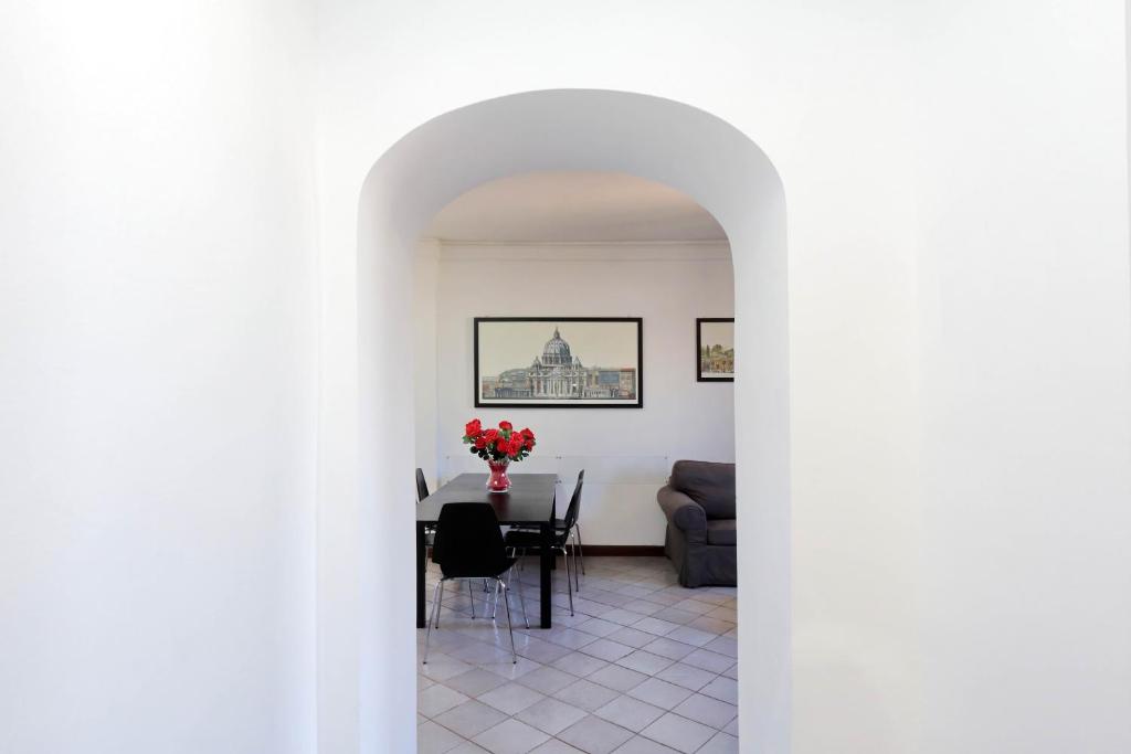 sala de estar con sofá y mesa en Appartamento Lavatore, en Roma