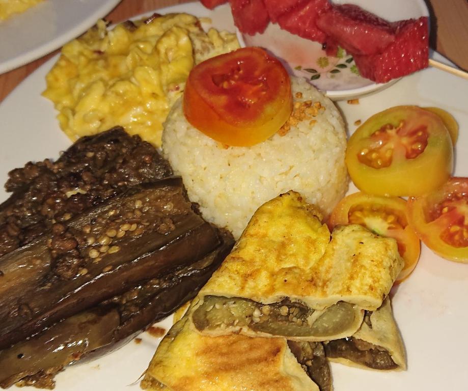 Makanan di atau berdekatan rumah tamu ini