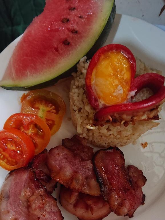 Makanan di atau berdekatan rumah tamu ini