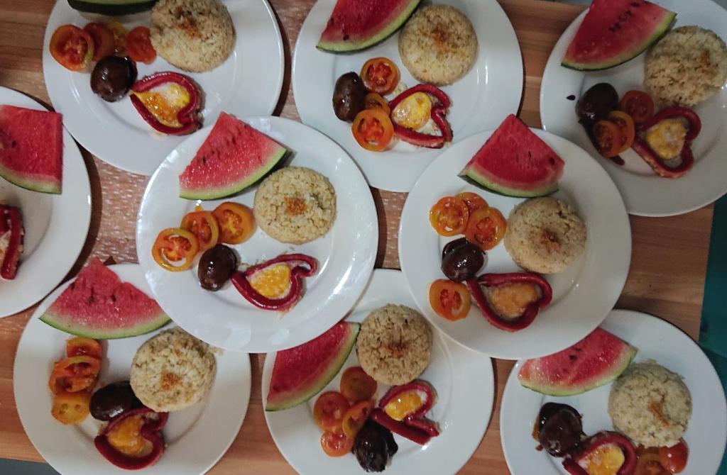 Makanan di atau berdekatan rumah tamu ini