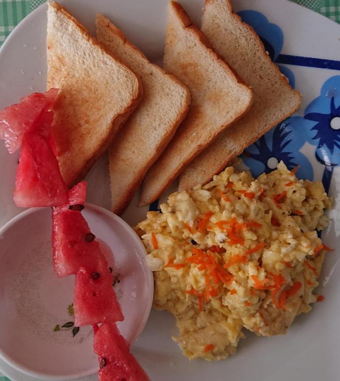 Makanan di atau berdekatan rumah tamu ini