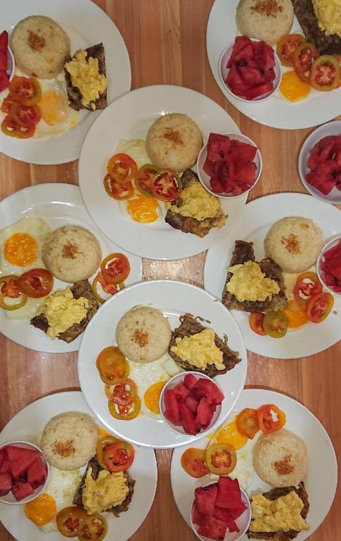 Makanan di atau berdekatan rumah tamu ini
