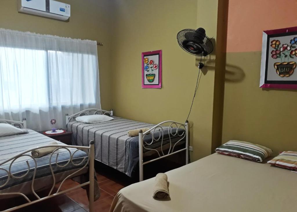 Postel nebo postele na pokoji v ubytování Hostal Dorys Mar