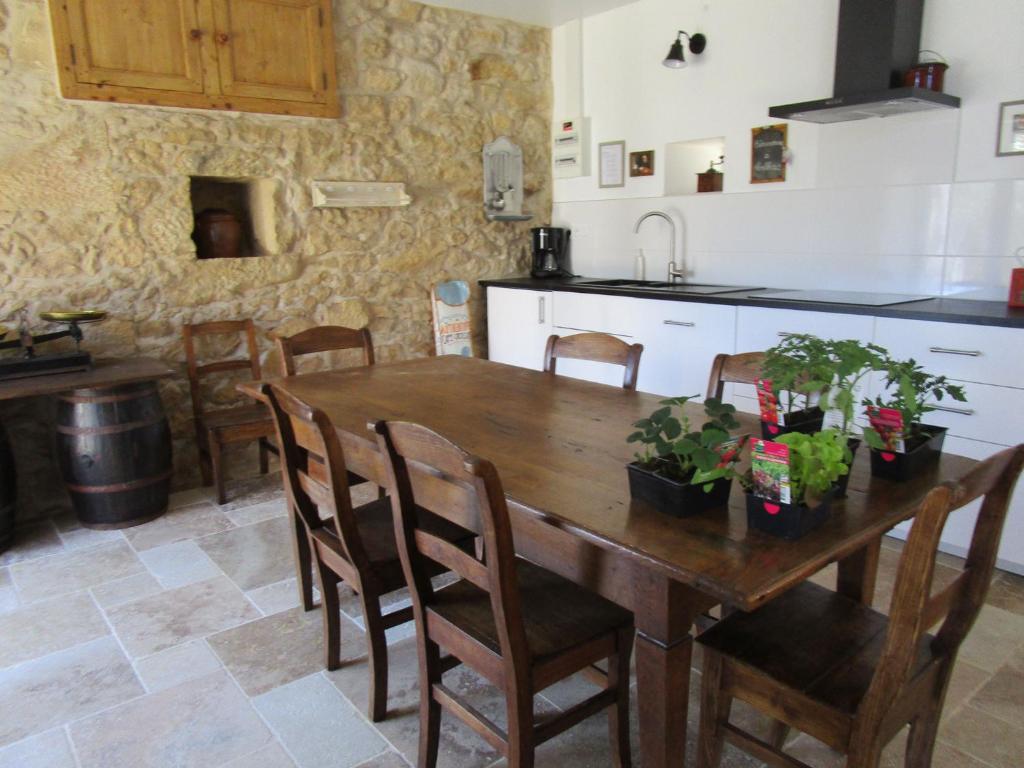 Kuchyň nebo kuchyňský kout v ubytování Gîte de vacances La Melve