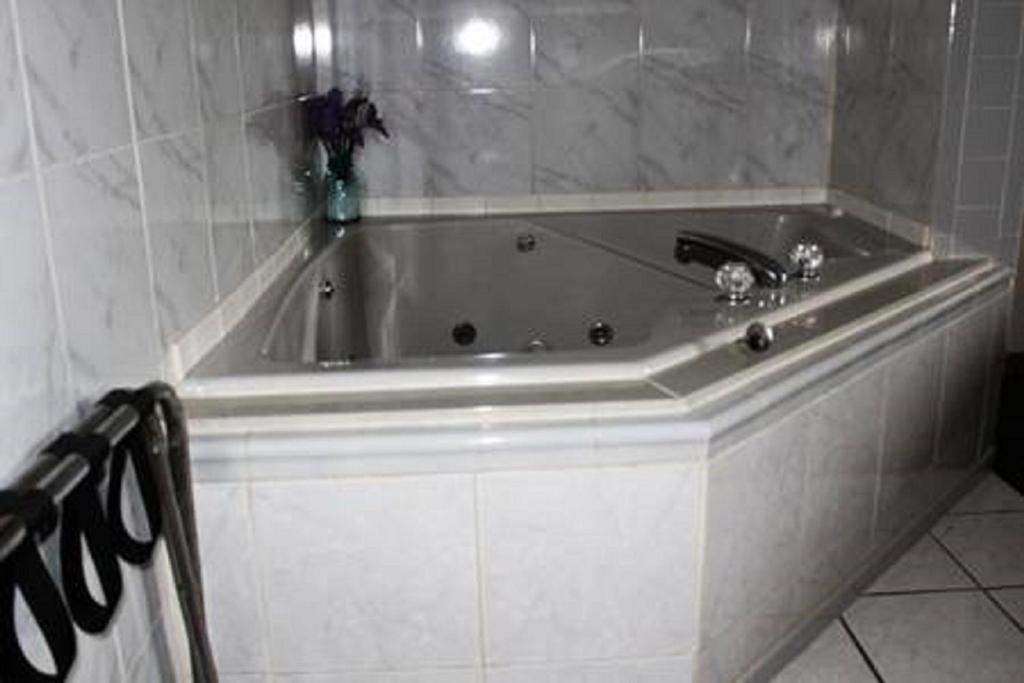 All Seasons Motel - Suite Queen Avec Bain De Spa
